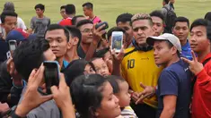 Cristian Gonzales melayani foto bersama para penggemar setelah latihan Arema Cronus di Stadion Manahan, Solo, Jumat (9/10/2015). (Bola.com/Kevin Setiawan)