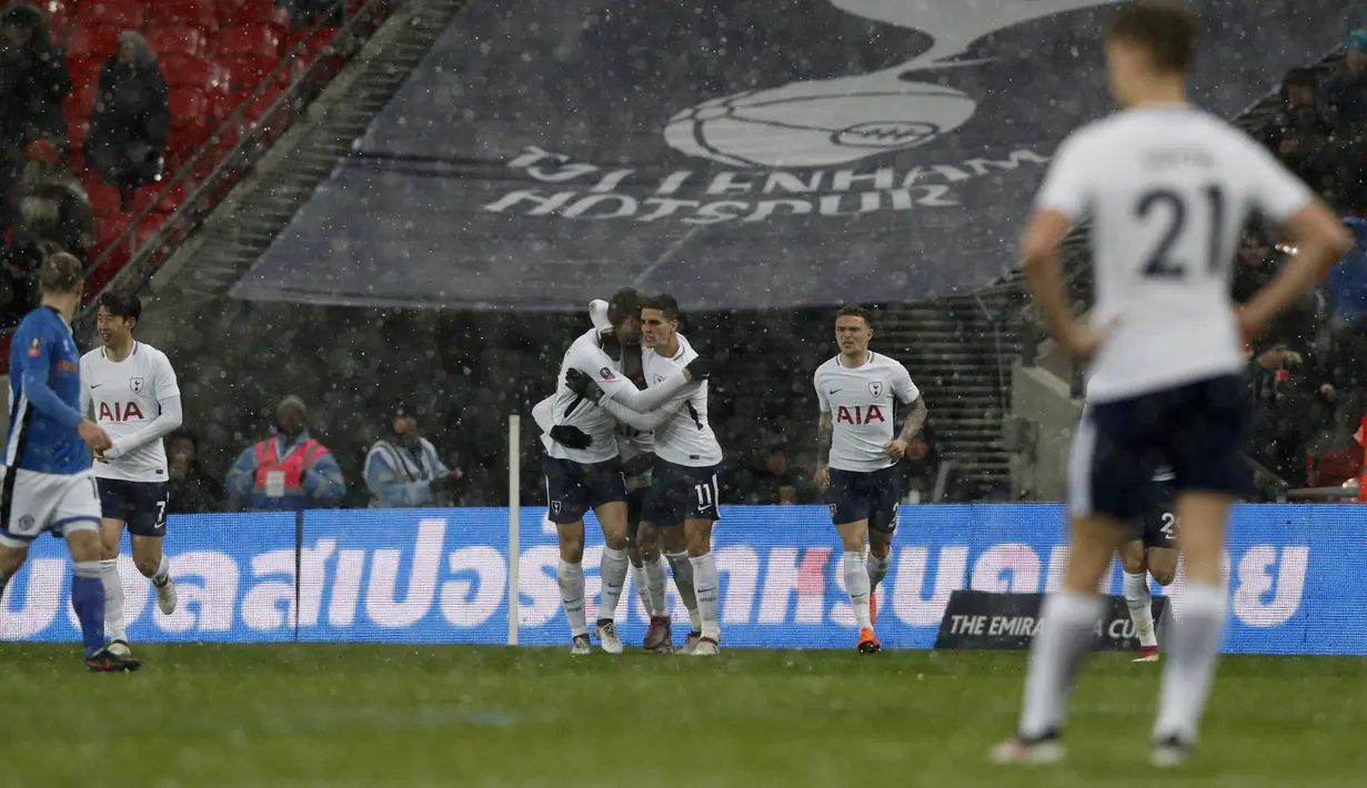 Striker Tottenham Hotspur Fernando Llorente bersama rekan setimnya merayakan gol ke gawang Rochdale pada laga ulangan (replay) babak 16 besar Piala FA di Satdion Wembley, Kamis (1/3). Llorente menjadi lakon utama kemenangan Tottenham 6-1. (Glyn KIRK/AFP)
