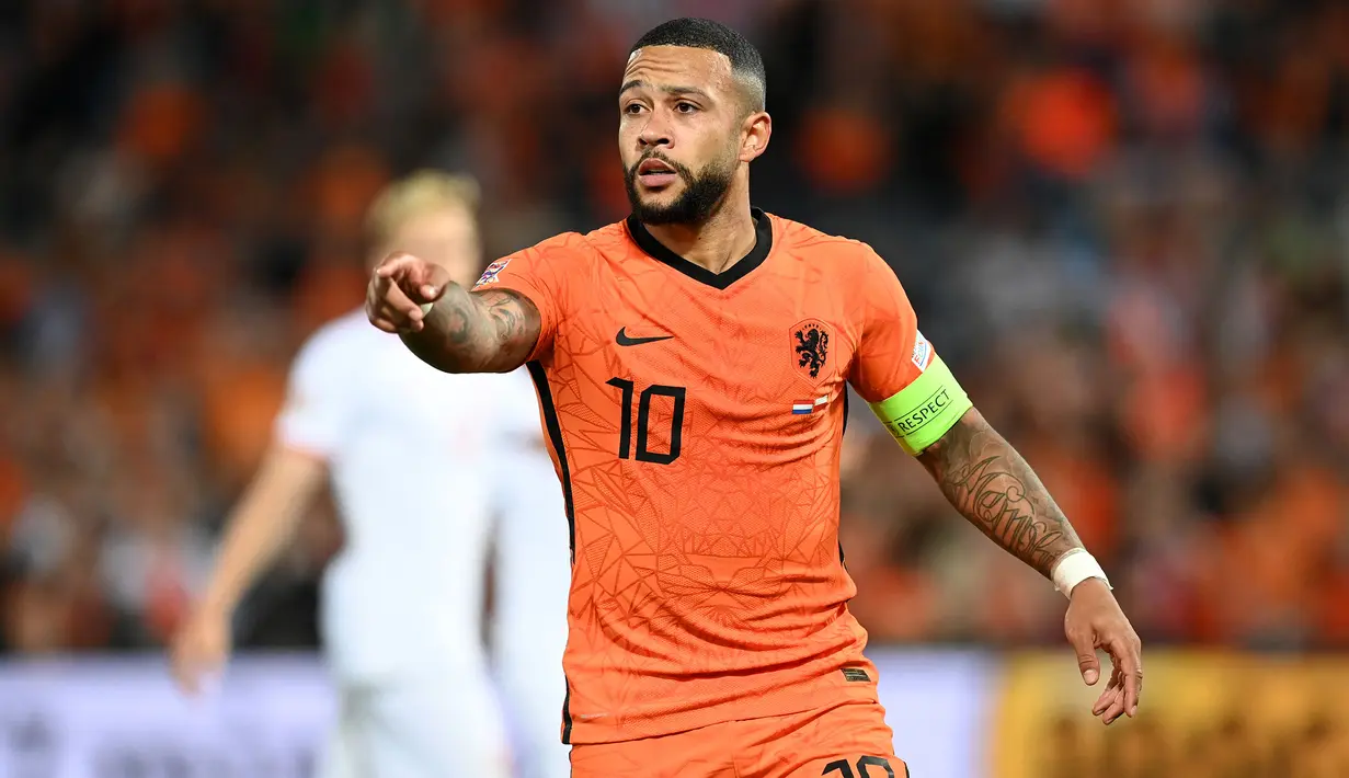 Memphis Depay. Striker Timnas Belanda ini telah melewatkan 8 laga terakhir bersama Barcelona sejak awal Oktober 2022 karena mengalami cedera paha. Timnas Belanda tetap memasukkannya dalam skuad untuk berlaga di Piala Dunia 2022 dengan alasan sang pemain akan segera pulih dan hanya akan absen pada laga perdana menghadapi Senegal di fase Grup A. (AFP/John Thys)