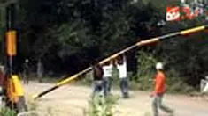 Puluhan sopir truk di Rumpin, Bogor, Jabar, mengamuk dan membongkar portal jalan. Mereka kesal karena dipaksa melewati jalur alternatif yang lebih jauh. 