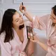 Makeup dengan nuansa plum kini semakin digemari karena mampu menghadirkan tampilan yang lembut sekaligus berani dalam waktu bersamaan. Warna ini berada di antara ungu dan merah, sehingga memberikan kesan hangat, romantis, dan dewasa. (foto/dok: freepik)