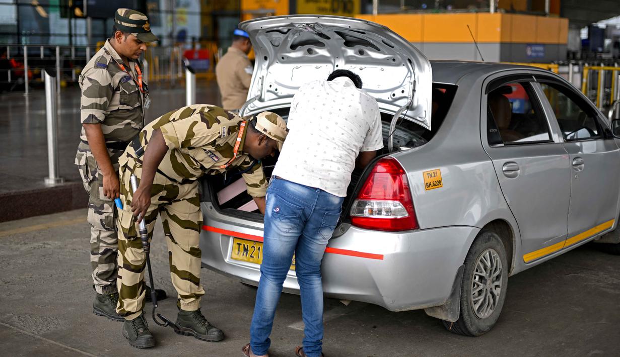 Perdana Menteri India, Narendra Modi, pada 11 November 2025, menyebut ledakan mobil tersebut sebagai sebuah konspirasi, dan berjanji para pelaku akan diadili. Tampak dalam foto, personel Pasukan Keamanan Industri Pusat (CISF) memeriksa sebuah kendaraan di Bandara Internasional Chennai di Chennai pada 11 November 2025. (R. Satish BABU/AFP)