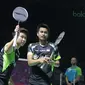 Ganda Campuran Indonesia, Liliyana Natsir/Tontowi Ahmad menyapa fans usai menang atas Malaysia, Tan Kian/Lai Peng pada babak pertama Indonesia Open 2018 di Istora Senayan, Jakarta, (3/6/2018). Liliyana/Tontowi menang 21-11 21-14. (Bola.com/Nick Hanoatubun