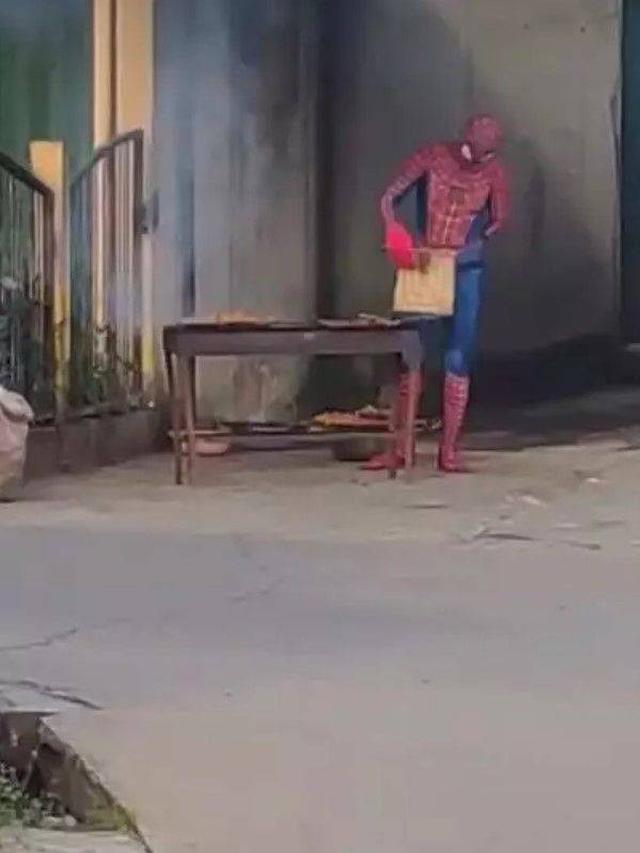 8 Potret Nyeleneh Cara Orang Jualan Sate, Ada yang Pakai Kostum Ini Kocak