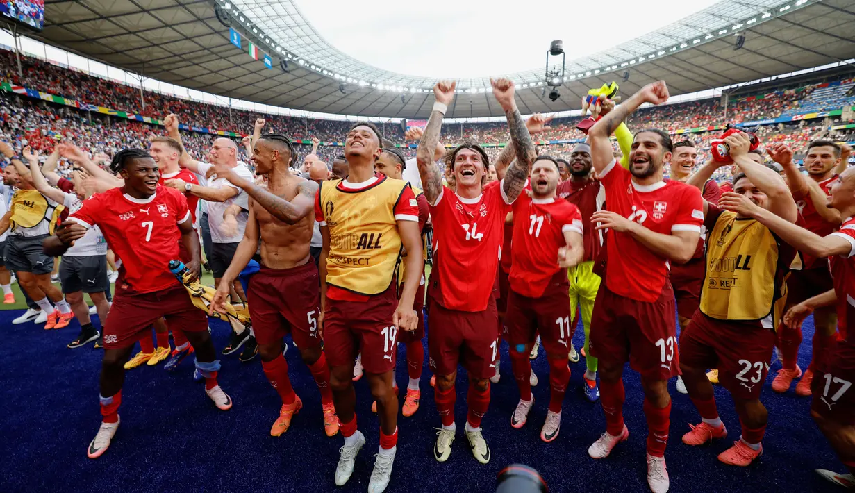 Pemain Swiss melakukan selebrasi setelah memastikan diri lolos ke babak perempat final dengan menumbangkan Italia pada babak 16 besar Euro 2024 di Olympiastadion Berlin, Sabtu (29/6/2024). (AFP/Axel Heimken)