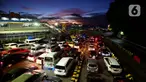 Anteran kendaraan saat menanti waktu naik kapal penyeberangan di Pelabuhan Merak, Cilegon, Banten, Sabtu (6/4/2024). (Liputan6.com/Angga Yuniar)