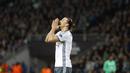 Sejak menit awal Manchester United terus melakukan teror di area pertahanan Saint-Etienne lewat Zlatan Ibrahimovic pada leg kedua babak 32 besar Liga Europa di Geoffroy Guichard stadium, Saint-Etienne, (22/2/2017).  MU menang 1-0. (AP/Laurent Cipriani)