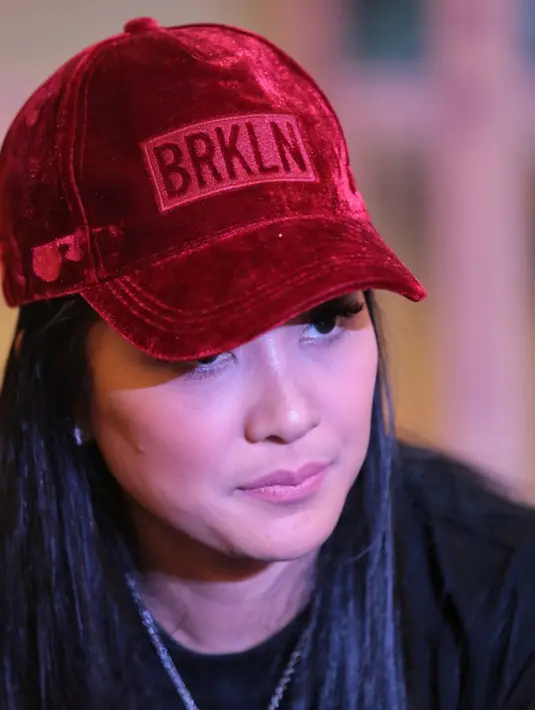 "Tapi kalaupun kita membuat film untuk menyampaikan sebuah wawasan atau sejarah, harusnya sebatas itu saja memberikan pembelajaran dan wawasan saja, bukan untuk meluruskan," kata Marcella Zalianty. (Adrian Putra/Bintang.com)