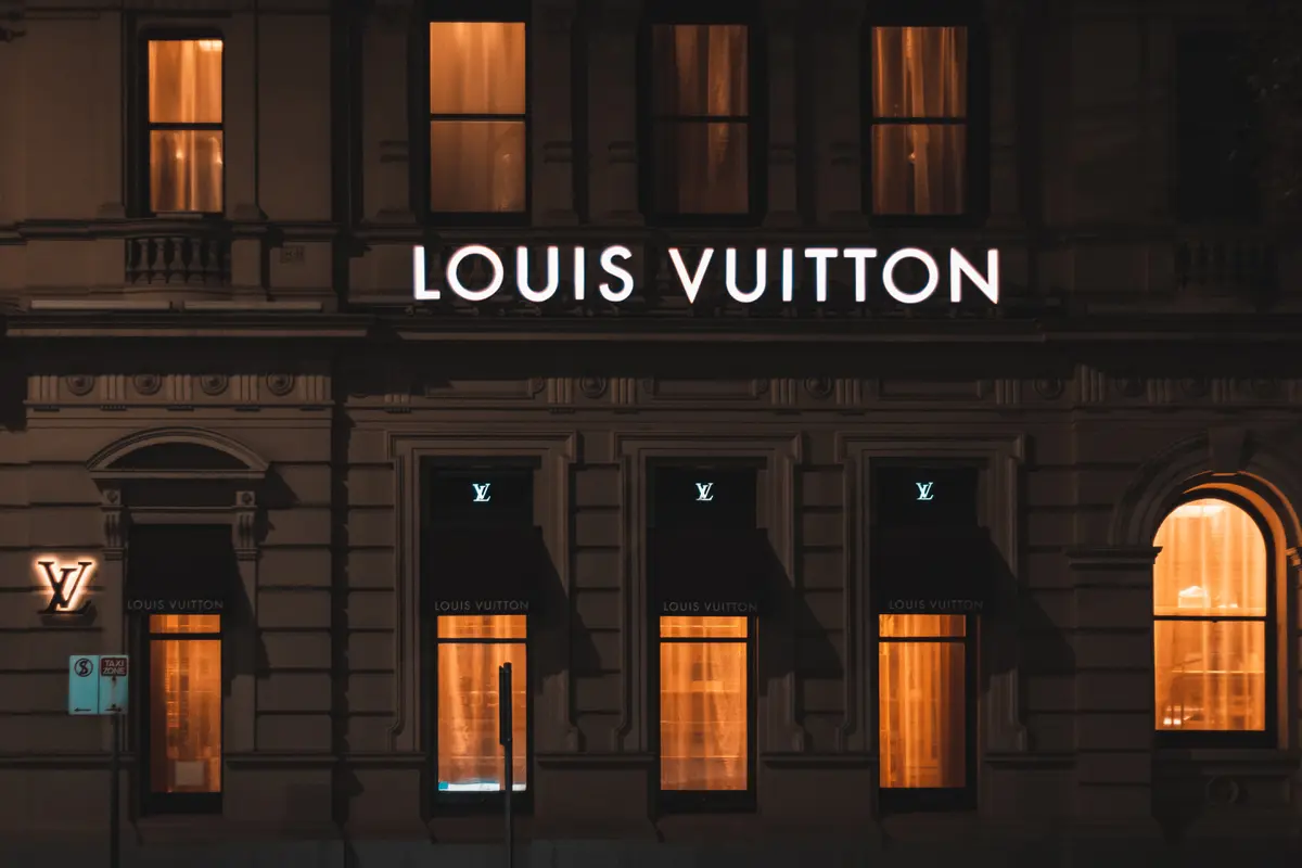 Ilustrasi Baju Dinas DPRD kota Tangerang berbahan Louis Vuitton/dok. Unsplash Cody