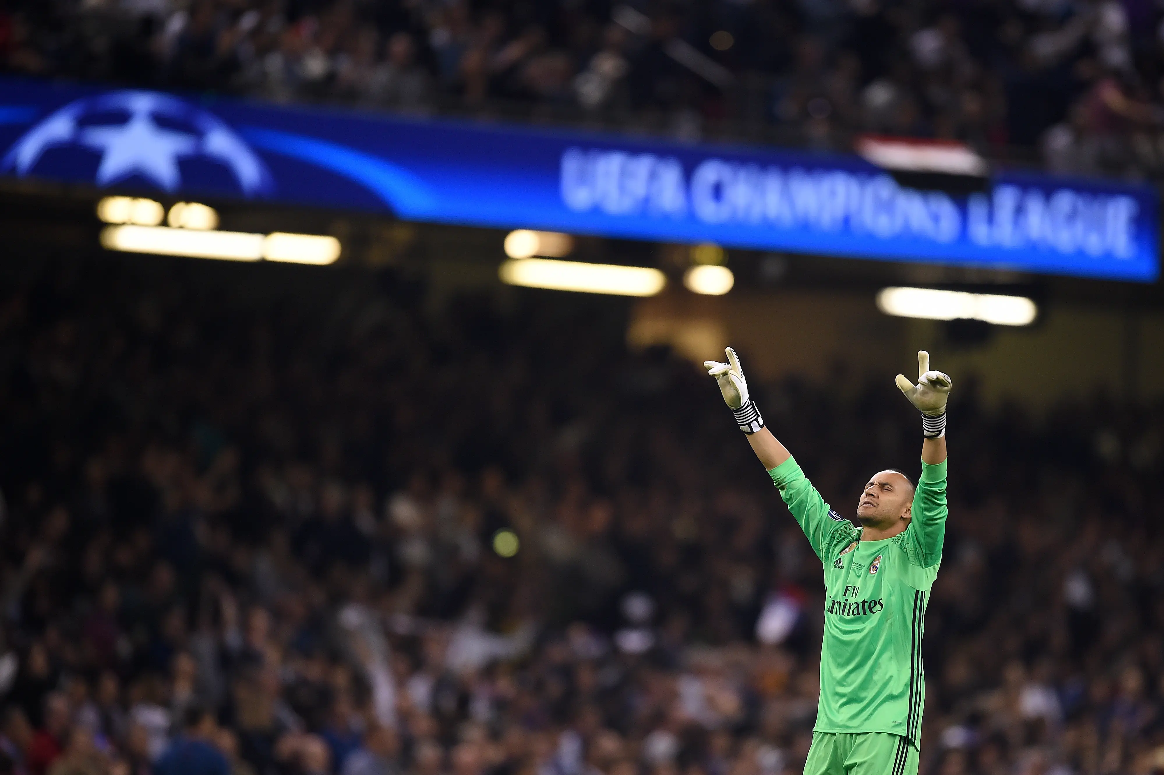 Selebrasi Keylor Navas usai Casemiro mencetak gol kedua Real Madrid ke gawang Juventus di final Liga Champions 2016/2017. (Filippo MONTEFORTE / AFP)