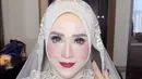 Pada penampilan pertama, Elma Theana tampil dengan gaya riasan bold.  Eye makeup look yang tajam dan lipstik merah menjadi poin. Mengenakan kebaya berwarna gold dan hijab yang rapi membuat Elma Theana terlihat anggun.  [@elmatheana].