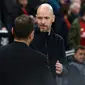 Manajer Manchester United Erik ten Hag (kanan) menyapa pelatih Galatasaray Okan Buruk menjelang pertandingan&nbsp;Grup A Liga Champions di&nbsp;Stadion Old Trafford, Manchester, Rabu (4/10/2023) dini hari WIB. (Darren Staples / AFP)