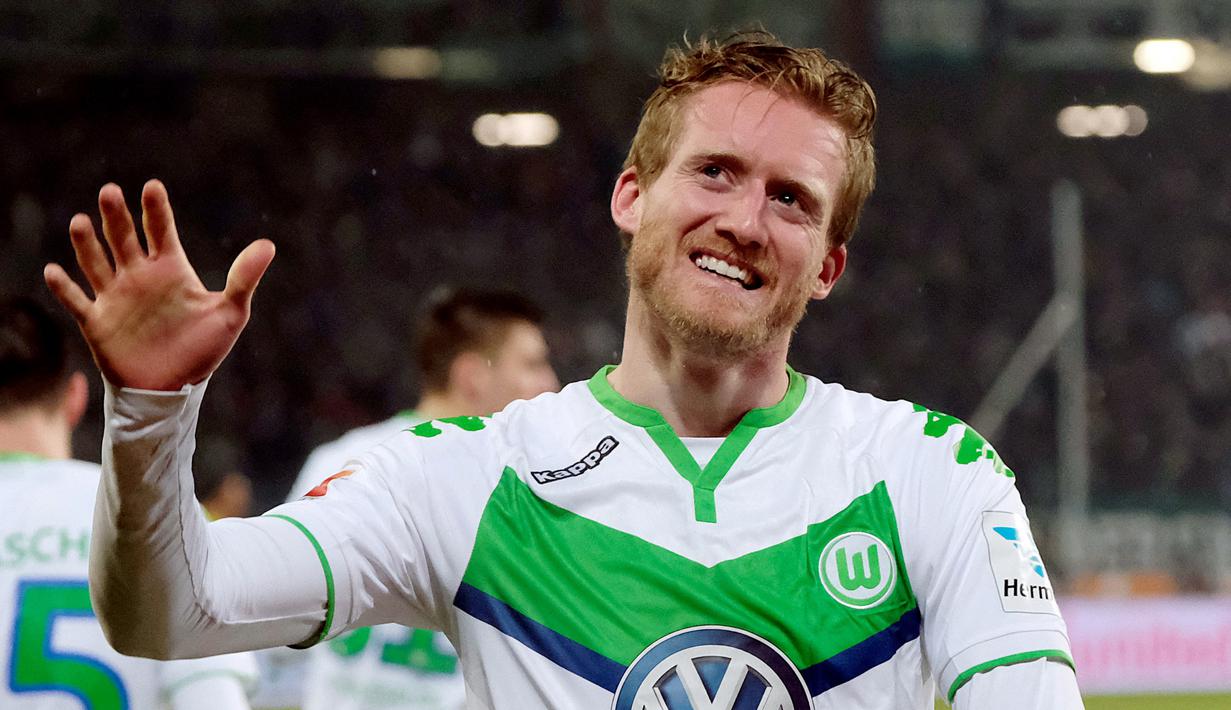 Andre Schuerrle. Pemain yang kini telah memutuskan pensiun pada 2020 ini memperkuat Wolfsburg selama 1,5 musim mulai pertengahan 2014/2015 usai didatangkan dari Chelsea. Pada awal musim 2016/2017 ia dilepas ke Borussia Dortmund dengan nilai transfer mencapai 30 juta euro. (AFP/DPA/Peter Steffen)