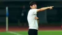 Pelatih Timnas Indonesia, Shin Tae-yong, memberikan arahan kepada anak asuhnya saat melawan Burundi pada pertandingan kedua FIFA Matchday di Stadion Patriot Candrabhaga, Bekasi, Selasa (28/3/2023). (Bola.com/M Iqbal Ichsan)