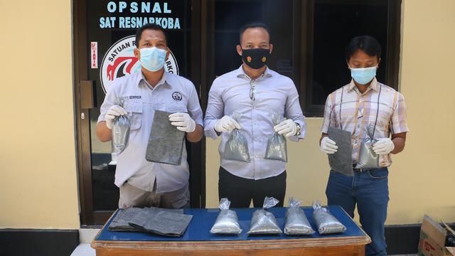 Polisi menangkap pemuda mabuk yang juga membawa serbuk petasan alias mercon di Kebumen, Jawa Tengah. (Foto: Liputan6.com/Polres Kebumen)