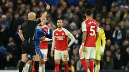 Wasit memberikan kartu merah kepada pemain Chelsea, Moises Caicedo setelah melanggar pemain Arsenal, Mikel Merino dalam laga lanjutan Liga Inggris 2025/2026 di Stamford Bridge, London, Minggu (30/11/2025). (AFP/Justin Tallis)