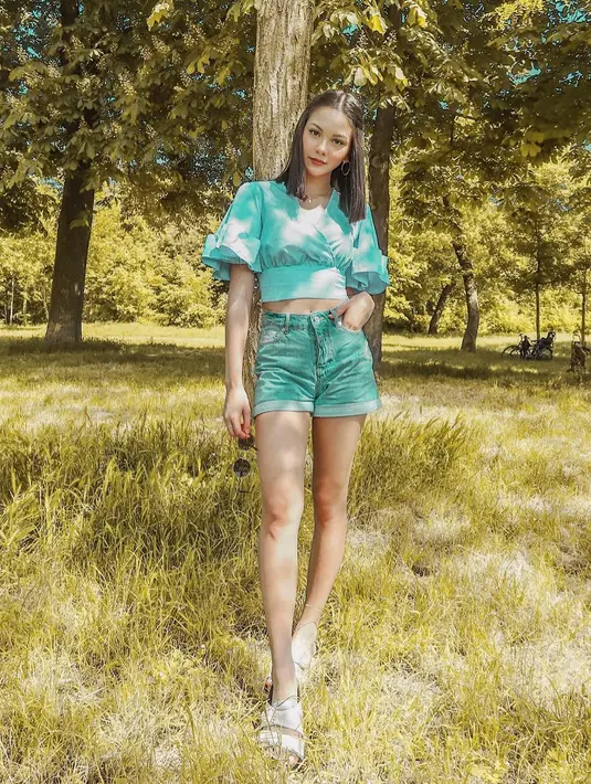 Penampilan cantik Alyssa Daguise seakan semakin sempurna dengan bentuk badannya yang langsing. Wajar jika ia selalu menjaga bentuk badannya, karena ia merupakan seorang model. (Foto: instagram.com/alyssadaguise)