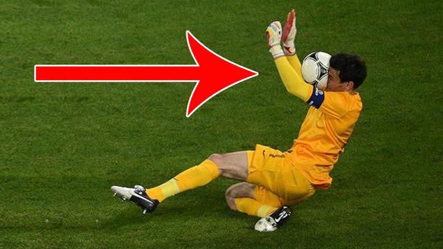Video lucu para pemain sepak bola yang menendang bola hingga mengenai muka penjaga gawang.