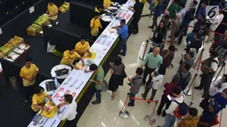 Para peserta melakukan registrasi ulang untuk mendapatkan Race Pack untuk mengikuti kegiatan BNI - UI Half Marathon di fX Sudirman, Jakarta, Rabu (11/7). Half Marathon digelar di lingkungan kampus UI Depok. (Liputan6.com/HO/Palar)