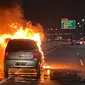 Mobil terbakar di ruas Tol Wiyoto Wiyono arah Pluit, Jakarta Utara. (Istimewa)