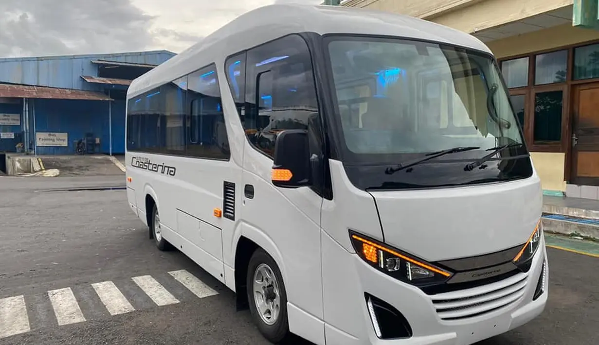 New Armada Coasterina menjadi mini bus yang sangat cocok untuk kebutuhan wisata dan travel. (Source: Facebook/Karoseri Bus Ambulance EMC)