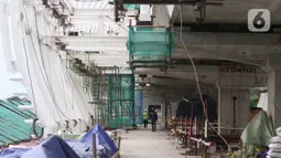 Pekerja beraktivitas menyelesaikan pengerjaan Stasiun LRT Jabodebek Dukuh Atas, Jakarta, Minggu (29/11/2020). Saat ini progres pembangunan LRT Jabodebek sudah mencapai 79,52 persen dan ditarget akan beroperasi pada pertengahan 2022. (Liputan6/Helmi Fithriansyah)