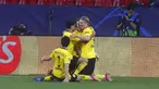 Pemain Borussia Dortmund Erling Haaland (kanan) melakukan selebrasi usai mencetak gol ke gawang Sevilla pada leg pertama babak 16 besar Liga Champions di Stadion Ramon Sanchez Pizjuan, Seville, Spanyol, Rabu (17/2/2021). Borussia Dortmund menang 3-2. (AP Photo/Angel Fernandez)