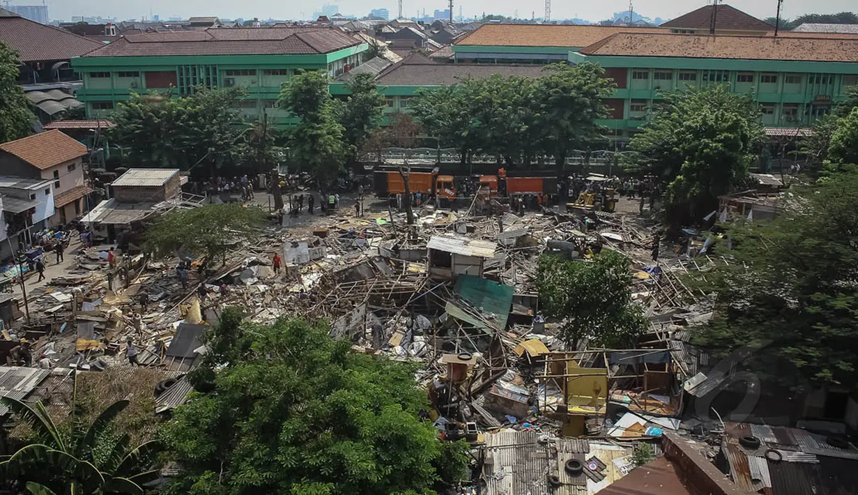 Suasana pembongkaran 280 bangunan liar di kawasan Taman Honda di Tebet, Jakarta, (22/10/14). (Liputan6.com/Faizal Fanani)