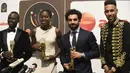 Mohamed Salah berfoto dengan penerima penghargaan CAF awards di Accra International Press Conference, Accra, (4/1/2018). Salah mengalahkan Sadio Mane dan Pierre-Emerick Aubameyang. (AFP/Pius Utomi Ekpei)