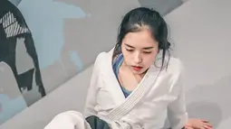 Perempuan kelahiran Jakarta 25 tahun silam ini sangat menyukai olahraga bela diri jiujitsu. Momen saat Michelle Wanda berolahraga bela diri jiujitsu ini sering diabadikan dan netizen tak ragu puji Michelle tetap menawan saat berolahraga. (Liputan6.com/IG/@michellewanda)