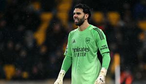 Apalagi, gol kedua Wolves terjadi pada menit injury time babak kedua yang berawal dari blunder David Raya. (AFP/Paul Ellis)