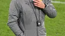 Pelatih Borussia Dortmund, Edin Terzic menyaksikan pemainya berlatih selama  sesi latihan di Stamford Bridge di London (6/3/2023).Pada pertemuan pertama Dortmund menang tipis atas Chelsea dengan skor 1-0. Gol semata wayang klub asal Bundesliga tersebut dibukukan Karim Adeyemi di menit ke 63. (AFP/Glyn Kirk)