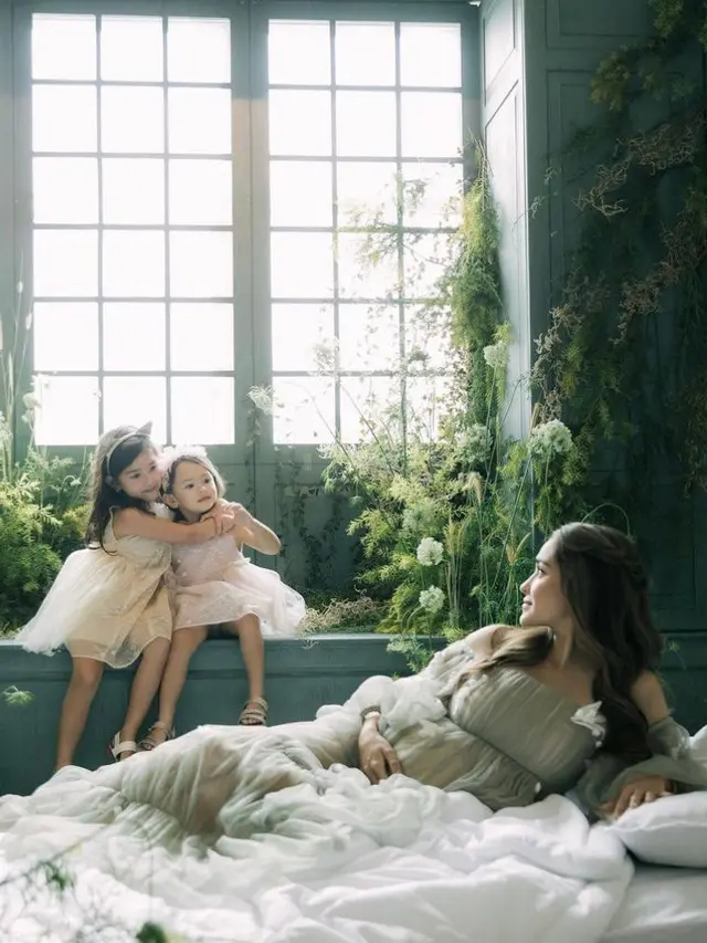 9 Gaya Maternity Shoot Yasmine Wildblood Kompak Kenakan Dress Bersama Kedua Putrinya, Semuanya Cantik Bak Bidadari