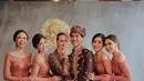 Dan Jessica Mila juga menjadi bridesmaid Enzy Storia dalam kebaya panjang model sabrina. [Foto: Instagram @furrycitra]