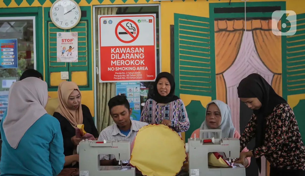 Mereka juga diberi pelatihan menjahit kain untuk lapisan luar bangku. (Liputan6.com/Angga Yuniar)