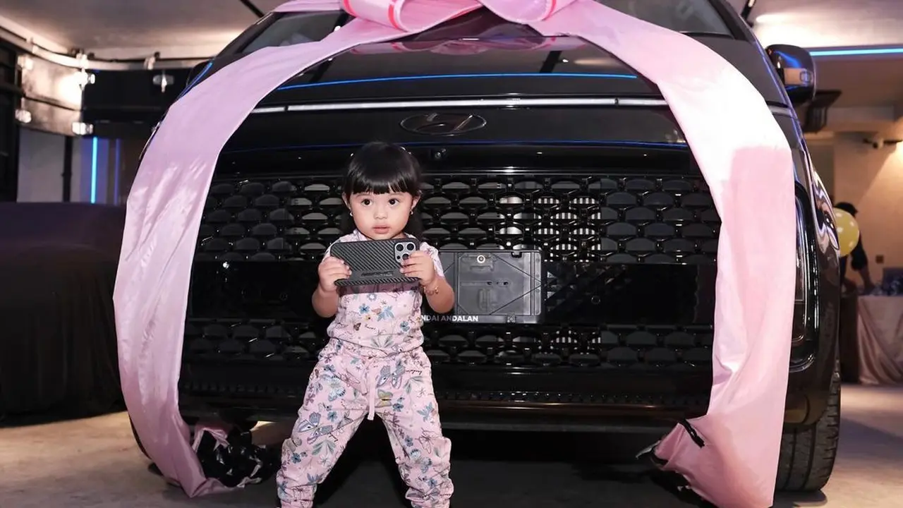 Definisi Bayi Sultan, 6 Gaya Ameena Pose di Depan Kado Mobil Pemberian Atta Halilintar-Aurel Hermansyah