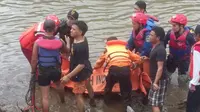 Dua sahabat sesama pelajar itu menganggap permukaan tenang Sungai Cimanuk tak berbahaya bagi mereka. (Liputan6.com/Jayadi Supriadin)