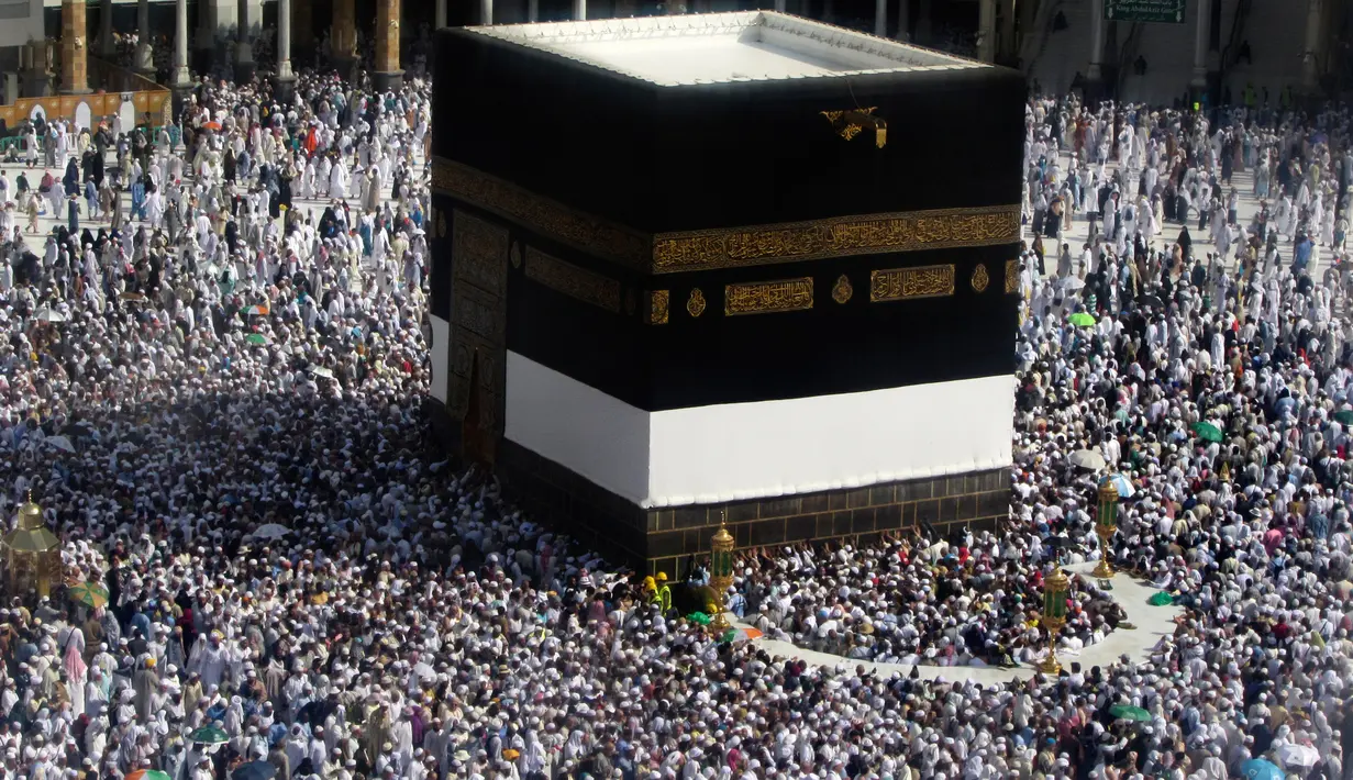 Umat muslim berdoa ketika mereka mengelilingi Kakbah di Masjid al-Haram menjelang puncak pelaksanaan ibadah haji di kota suci Makkah, Arab Saudi pada Senin (5/8/2019). Ibadah haji menjadi pertemuan tahunan umat manusia terbesar di dunia.  (AP Photo/Amr Nabil)