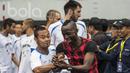 Kapten Persib Bandung, Atep, mengajak bercanda dengan mantan rekannya Makan Konate. Kehadiran pemain asal Mali itu ke Bandung untuk melepas kerinduan akan mantan klubnya Persib. (Bola.com/Vitalis Yogi Trisna)