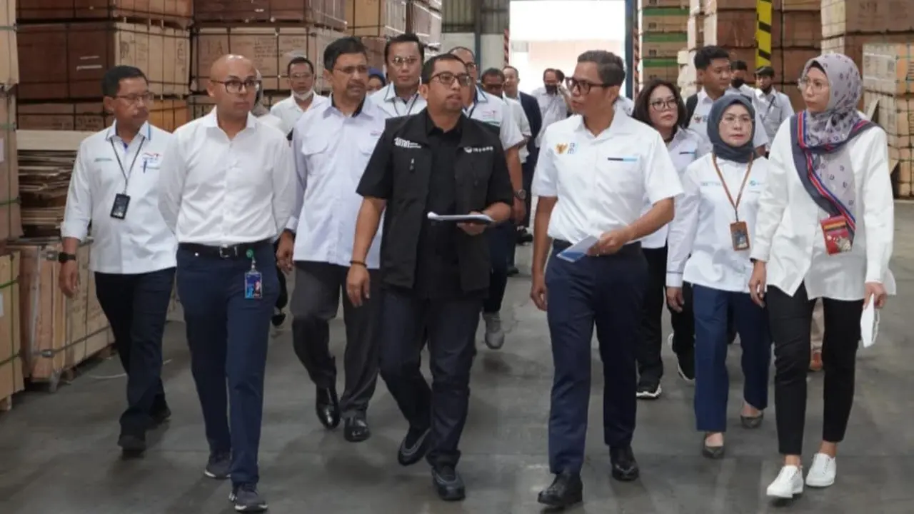 Wakil Menteri BUMN I Pahala Nugraha Mansury meninjau langsung gudang milik Holding BUMN Pangan ID Food.