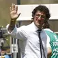 Juventus&#039; new coach Ciro Ferrara waves to supporters prior his team&#039;s serie A match against Siena on May 24, 2009 at Artemio Franchi stadium in Siena. AFP PHOTO/FABIO MUZZI