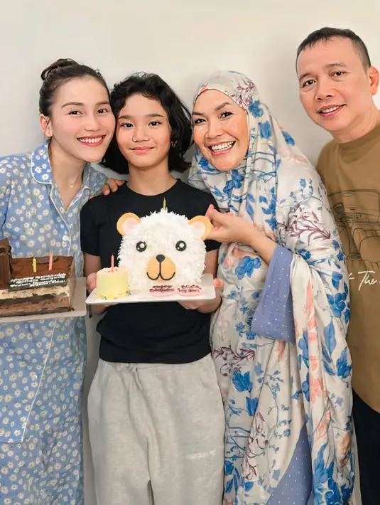 Ayu Ting Ting memberikan kejutan ulang tahun putrinya, Bilqis. Tak sendiri, seperti biasa Ayu pun didampingi oleh kedua orangtuanya. [@ayutingting92]