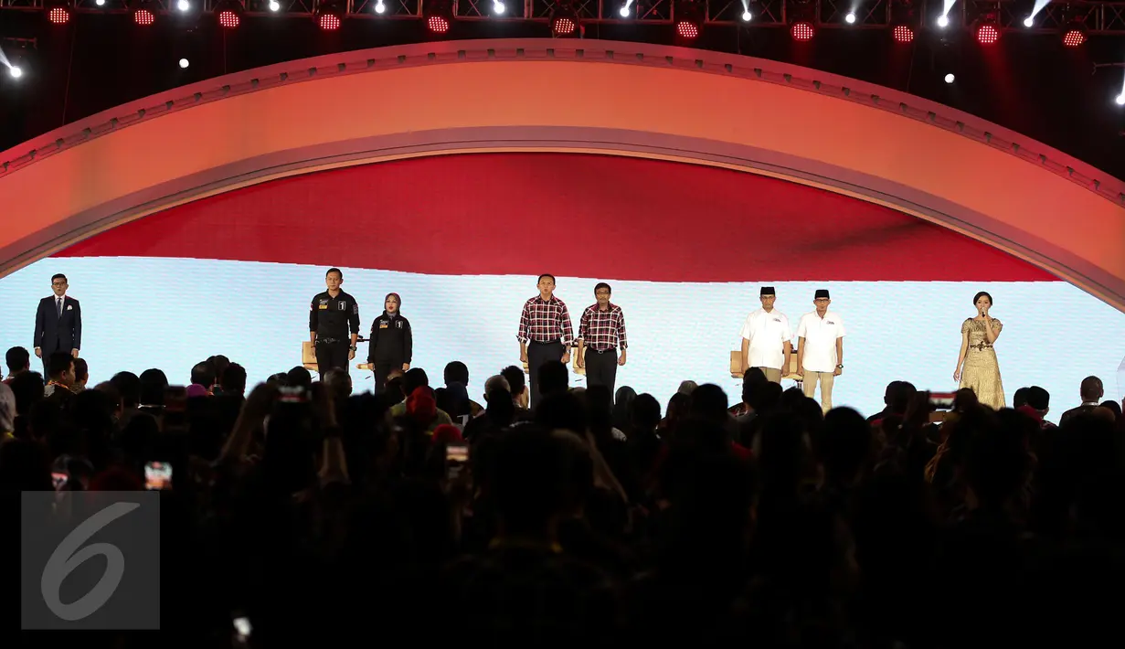 Para paslon menyanyikan lagu kebangsaan Indonesia Raya saat Debat Final Cagub-Cawagub DKI 2017 di Bidakara, Jakarta, Jumat (10/2). (Liputan6.com/Faizal Fanani)