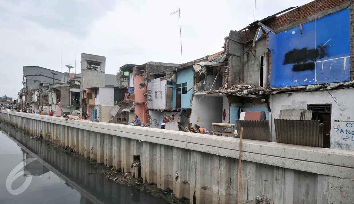 Kondisi rumah warga di bantaran kali Jalan Krukut, Jakarta, Kamis (3/11). Warga berharap tidak ada lagi pembongkaran tempat tinggal mereka oleh Gubernur DKI Jakarta yang terpilih pada Pilkada 2017 mendatang. (Liputan6.com/Yoppy Renato)