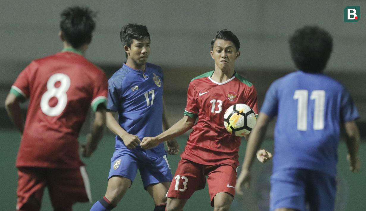 Gelandang Indonesia, Febri Hariyadi, mengontrol bola saat melawan Thailand pada laga persahabatan di Stadion Pakansari, Bogor, (03/6/2018). Indonesia bermain imbang 0-0 dengan Thailand. (Bola.com/M Iqbal Ichsan)