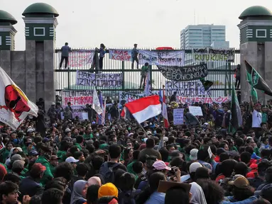 Ribuan mahasiswa berunjuk rasa di depan Gedung DPR/MPR, Jakarta, Senin (23/9/2019). Dalam aksinya mereka menolak pengesahan RUU KUHP dan revisi UU KPK. (Liputan6.com/JohanTallo)