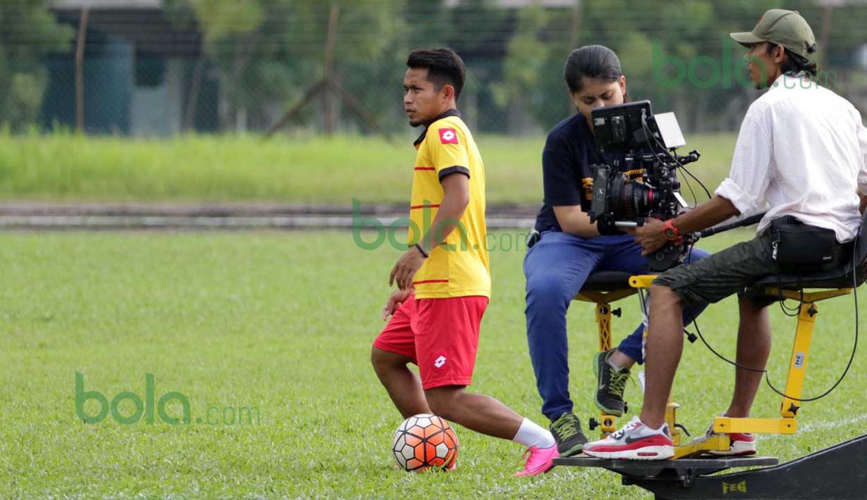 Andik Vermansah menjadi salah satu bintang utama saat shooting iklan terbaru tim Selangor FA di Stadion Mini, Shah Alam, Selangor, Malaysia, Rabu (27/01/2016). (Bola.com/Nicklas Hanoatubun)