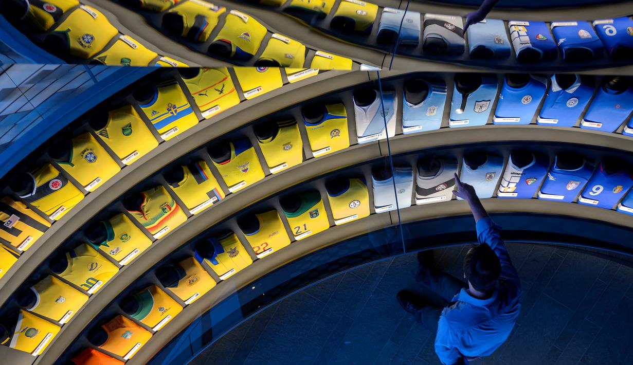 Deretan kostum tim nasional berbagai negara terpajang di dalam Museum FIFA yang baru akan di buka pada 28 Februari 2016 di Zurich, Swiss. (AFP/Fabrice Coffrini)