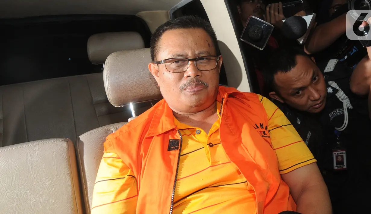 Bupati Indramayu, Supendi saat berada dalam mobil tahanan usai menjalani pemeriksaan 1 x 24 jam pasca terjaring Operasi Tangkap Tangan (OTT) terkait dugaan suap pengaturan proyek dilingkungan Pemkab Indramayu tahun 2019 di Gedung KPK, Jakarta, Rabu (16/10/2019). (merdeka.com/Dwi Narwoko)