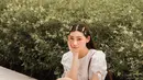 Penyanyi sekaligus model yang berusia 24 tahun ini tampil bak idol korea dengan pakaian serba putih. Rambutnya yang lurus menggunakan jepit rambut membuatnya tampak makin manis. Tas kecil berwarna cokelat melengkapi penampilan manisnya. (Liputan6.com/IG/@pattdevdex)
